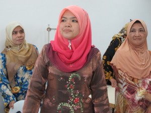 SARIFAH Mohd. Idris (tengah).