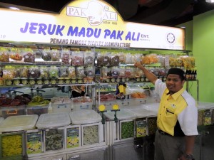 ANEKA jeruk boleh didapati di kiosk Jeruk Madu Pak Ali di Lapangan Terbang Antarabangsa Pulau Pinang.