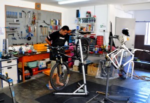 PEMERIKSAAN komponen pemasangan basikal yang lengkap menjadi sebahagian rutin di Dreamwerkz Cycle