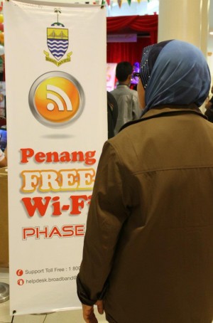 SALAH seorang p e n g u n j u n g m e m e r h a t i k a n sepanduk WiFi percuma Pulau Pinang Fasa 2 di pusat membeli-belah Queenbay Mall