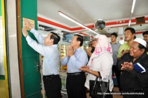 KETUA Menteri menampal pelekat WiFi percuma sambil diperhatikan Lim Hock Seng (dua dari kiri) dan Maimunah Mohd. Sharif (bertudung) di Seberang Jaya.