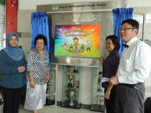 DR. Sim Joo Seng (kanan sekali) dan Betty Chew (dua dari kanan) membuka tirai pelancaran simbolik Hari Kanak-kanak Sedunia 2012 peringkat negeri Pulau Pinang di sini baru-baru ini.