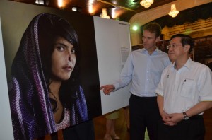 PAUL Bekkers (kiri) menjelaskan kisah di sebalik gambar wanita yang dipotong b a h a g i a n h i d u n g n y a kepada Ketua M e n t e r i pada Majlis P e l a n c a r a n ‘World Press Photo’11 di sini baru-baru ini.