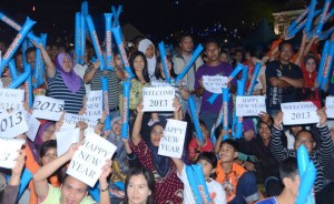 PELBAGAI lapisan masyarakat bersama menyambut ambang Tahun Baru 2013 di Padang Kota Lama di sini.