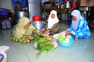 B E R S A M A p a r a pembantu menyediakan bahan-bahan masakkan.