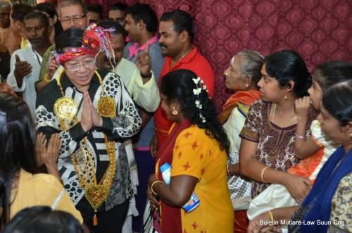 பினாங்கு மாநில முதல்வர் லிம் குவான் எங் ஸ்ரீ காளியம்மன் கோவிலுக்கு வந்திருந்த பக்தர்களுக்குக் கைக்கூப்பி வணக்கம் தெரிவிக்கிறார்