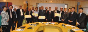 EMPAT wakil jabatan yang menerima anugerah tertinggi empat bintang daripada Jabatan Audit Negara mempamerkan replika cek RM10,000 bersama-sama Ketua Menteri dan barisan kepimpinan Kerajaan Negeri pada majlis penghargaan khas di sini baru-baru ini. Gambar oleh : MOHD. HAFIZ TAJUDIN