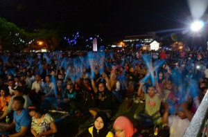 PULUHAN ribu pengunjung membanjiri sambutan Tahun Baru 2013.
