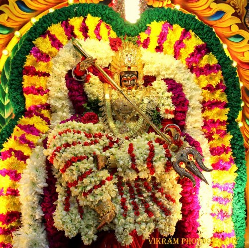 உபய நாளில் வண்ணப் பூக்களால் அலங்கரிக்கப்பட்ட காளியம்மனின் மெய்சிலிர்க்க வைக்கும் அழகிய திருவுருவம்.
