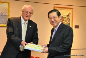 MILES Kupa (kiri) bertukar cenderamata dengan Ketua Menteri sempena kunjungan hormat beliau ke sini baru-baru ini.