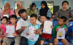 JAGDEEP Singh Deo (duduk, tiga dari kiri) beramah-mesra bersama sebahagian pelajar yang menerima sumbangan baucar kelengkapan persekolahan di sini baru-baru ini.