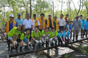 PARA peserta bergambar kenangan bersempena penganjuran MPSP Mangrove Planting Project bagi memperingati kejadian tsunami yang berlaku pada tahun 2004.