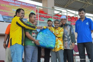 SETIAUSAHA Perbandaran MPSP, Sr. Rozali Mohamud (dua dari kanan) bersama barisan ahli-ahli majlis menyaksikan Majlis Penyerahan Jersi Bola Sepak MPSP.