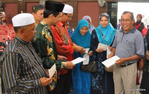 YANG Dipertua MAINPP, Datuk Mohd. Salleh Man (tiga dari kiri) menyerahkan sumbangan pada Majlis Penyerahan Saguhati dan Zakat Perniagaan.