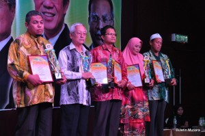 ANTARA barisan pemenang Majlis Penghargaan dan Anugerah JKKK Terbaik Peringkat Negeri Pulau Pinang 2012.
