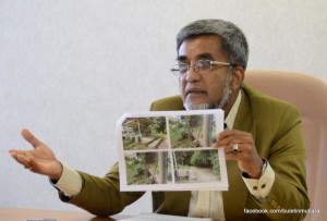 ABDUL Malik Abul Kassim menunjukkan gambar-gambar yang dirakam di Tanah Perkuburan Islam Taman Boundary di sini baru-baru ini.