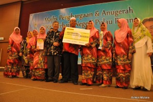 MANSOR Othman (depan, lima dari kiri), Mohd. Salleh Man (berkopiah) dan Siti Noriza Abu Bakar (empat dari kanan) bersama seluruh kepemimpinan JKKK Mukim 5 Kampung Sungai Semambu bergambar di pentas utama Majlis Penghargaan dan Anugerah JKKK Terbaik Negeri Pulau Pinang 2012.