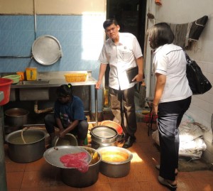 ONG Ah Teong ketika membuat pemeriksaan di salah sebuah premis di Jalan Penang dengan kerjasama PKDTL di sini baru-baru ini.