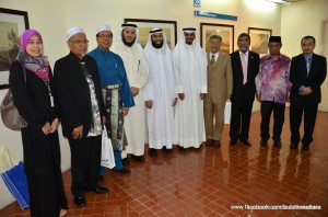 DELEGASI KFH bergambar bersama-sama Mansor Othman (empat dari kanan) dan Abdul Malik Abul Kassim (tiga dari kanan) bersempena kunjungan hormat delegasi tersebut di Komtar baru-baru ini.