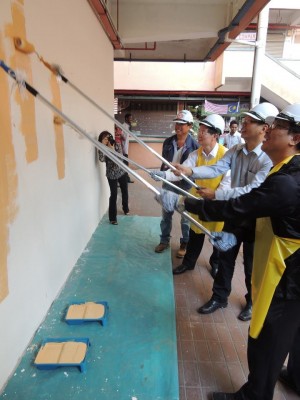 CHOW Kon Yeow (depan, tiga dari kanan) bersama Rosli Jaafar (depan, kanan sekali) memulakan pengecatan rasmi sebagai simbolik Majlis Pelancaran Rasmi Kerja-kerja Pengecatan Semula Kompleks Jalan Kedah di sini baru-baru ini.