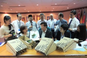 CHOW Kon Yeow (duduk, tengah) menunjukkan poster projek Pejabat Hijau kepada Pat Chung (duduk, kiri sekali) pada majlis sidang media di sini baru-baru ini.