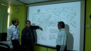MUHAMMAD Sabri Md. Osman (tengah) menunjukkan lokasi penukaran arah lalulintas di Jalan Cantomen sambil diperhatikan oleh A. Rajendran (kiri) dan Zainuddin Mohamad Shariff di sini baru-baru ini.
