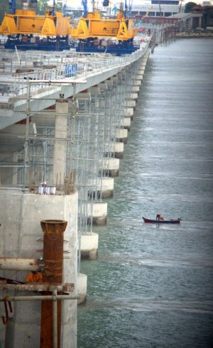 K E A D A A N Jambatan Pulau Pinang Kedua ya n g m a s i h dalam proses pembinaan dari arah laut