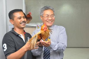 MANSOR Othman (kanan) melawat gerai pameran dan jualan ayam serama bersempena Majlis Perasmian Mini Karnival Koperasi dan Usahawan 2012 di sini baru-baru ini.