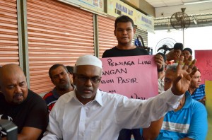 MOHAMED Hussain Mohd. Sheriff (berkopiah) bersama-sama peniaga Medan Selera Renong pada majlis sidang media di sini baru-baru ini.