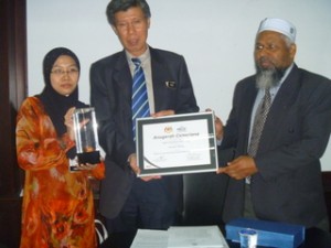 PATRICK Khoo (tengah), Azrina Abu Bakar (kiri) dan Mohd. Hasan Othman menunjukkan trofi dan sijil anugerah ‘Strategic Achievers’ yang dirangkul MPPP baru-baru ini di Putrajaya.