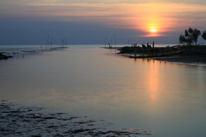 GAMBAR hiasan senja di Pantai Malindo, Balik Pulau yang sering menjadi tumpuan para jurufoto.