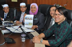 (Dari kiri), Md. Jamil Abdul Rahman, Sr. Rozali Mohamud, Maimunah Mohd. Sharif, Teoh Seang Hooi dan Joie Koo pada majlis sidang akhbar di sini baru-baru ini.