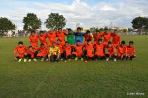 SALAH sebuah pasukan bergambar kenangan selepas menerima jersi masingmasing pada Majlis Penyerahan Jersi Bolasepak di sini baru-baru ini.