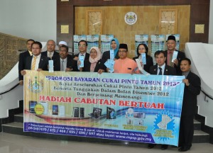 MAIMUNAH Mohd. Sharif (tujuh dari kanan) bersama Ahli-ahli Majlis MPSP menunjukkan sepanduk bayaran cukai pintu 2013 selepas Mesyuarat Penuh di sini baru-baru ini.