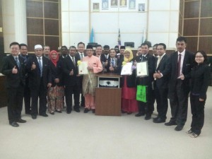 MAIMUNAH Mohd. Sharif (bertudung kuning) bergambar dengan para Ahli Majlis MPSP bagi sesi 2012 sejurus selepas selesai Mesyuarat Penuh Majlis terakhir di sini baru-baru ini.