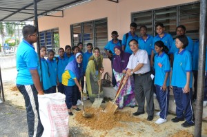 TEOH Seang Hooi (depan, tiga dari kanan) bersama Pengetua SMK Methodist nibong Tebal, Aini Mohamad Yacob (depan, empat dari kanan), para guru dan pelajar membuat adunan mud ball bersempena majlis pelancaran Bengkel Mud Ball di sini baru-baru ini