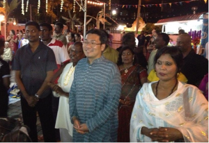 SIM Tze Tzin (hadapan, dua dari kanan) ketika menghadiri perayaan tahunan Kuil Shri Krishnan Bhagavad di sini baru-baru ini.