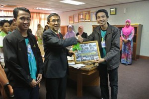 MOHD. Rashid Hasnon (depan, dua dari kiri) menerima bingkisan gambar khas daripada Pengerusi Sekretariat Anak Muda Teraju Negara, Mohamad Syafiq Alamsah (depan, kanan sekali) ketika mengadakan kunjungan khas di sini baru-baru ini.