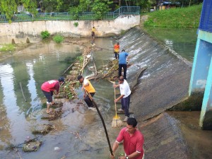SEBAHAGIAN penduduk kampung yang turut serta dalam Program Gotong-Royong Membersih Sungai sempena Karnival Cintai Sungai Kita di sini baru-baru ini.