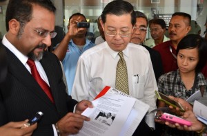 JAGDEEP Singh Deo. (depan, kiri sekali) menunjukkan artikel yang disiarkan sambil diperhatikan Ketua Menteri pada majlis sidang media di Mahkamah Tinggi Pulau Pinang di sini baru-baru ini.