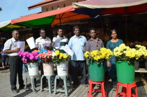 S. Ragindran (dua dari kiri) bersama-sama sebahagian pengusaha bunga di Jalan Masjid Kapitan Keling menunjukkan kenyataan media menyangkal dakwaan palsu blog imagnews.com.my di sini baru-baru ini.