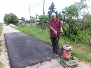 ZAHADI Mohd. Ketika membuat pemantauan kerja-kerja pembinaan laluan mini tar di sini baru-baru ini.