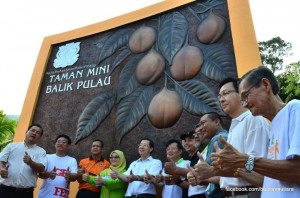 kETua Menteri, abdul Halim Hussain (tiga dari kiri), Patahiyah ismail (empat dari kiri) dan Chow kon Yeow (enam dari kiri) menunjukkan tanda bagus selepas selesainya Majlis Pelancaran Taman Mini Balik Pulau di sini baru-baru ini.