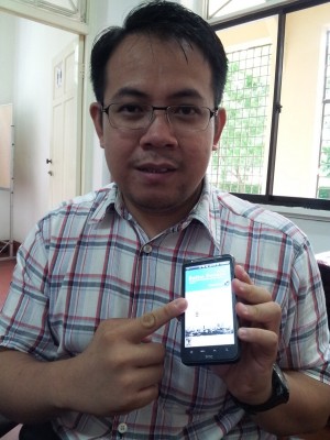 SteVeN Sim chee Keong menunjukkan aplikasi aduan mudah “Better Penang” yang diperkenalkan MPSP