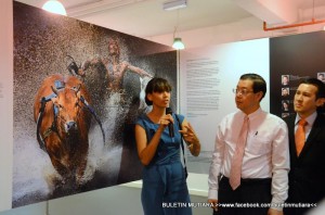 特沙为出席展览开幕礼的公众讲解每副作品背后的故事,旁为林冠英和张翔中。