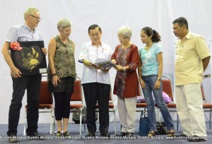 米娜（左二）代表丹麦体操队赠送纪念品予章瑛（右三），左起为马丁杰什、拿督陈颖椿、陈传丽及再尼。