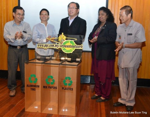 படம் 1: டாக்டர் ஜூடி, மதிப்பிற்குரிய யாப் சூ உய், , தஞ்சோங் சட்ட மன்ற உறுப்பினரும் பினாங்கு பசுமை குழுத் திட்டம் தலைவருமான மதிப்பிற்குரிய ங் வேய் ஆய்க், பினாங்கு நகராண்மைக் கழக பிரதிநிதி, செபெராங் பிறை நகராண்மைக் கழக அதிகாரி சீயூ (இடமிருந்து வலம்) .   