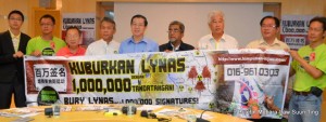 槟州政府呼吁人民支持“埋葬莱纳斯百万签名运动”，左二起为黄文生、拿督杜乾焕、黄德、林冠英、阿都玛烈、彭文宝与黄伟益。