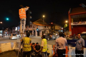 市政局人员在26日凌晨拆除双行道的交通灯
