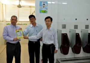 ONG Ah Teong (tengah) menunjukkan kad pemeriksaan tandas di Padang Kota Lama (bersebelahan taman permainan) yang diberi status 5 bintang di sini baru-baru ini.